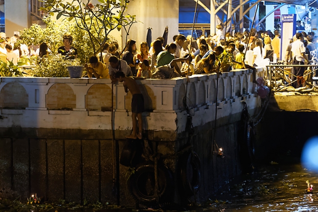 Bangkok la nuit, loy krathong-065